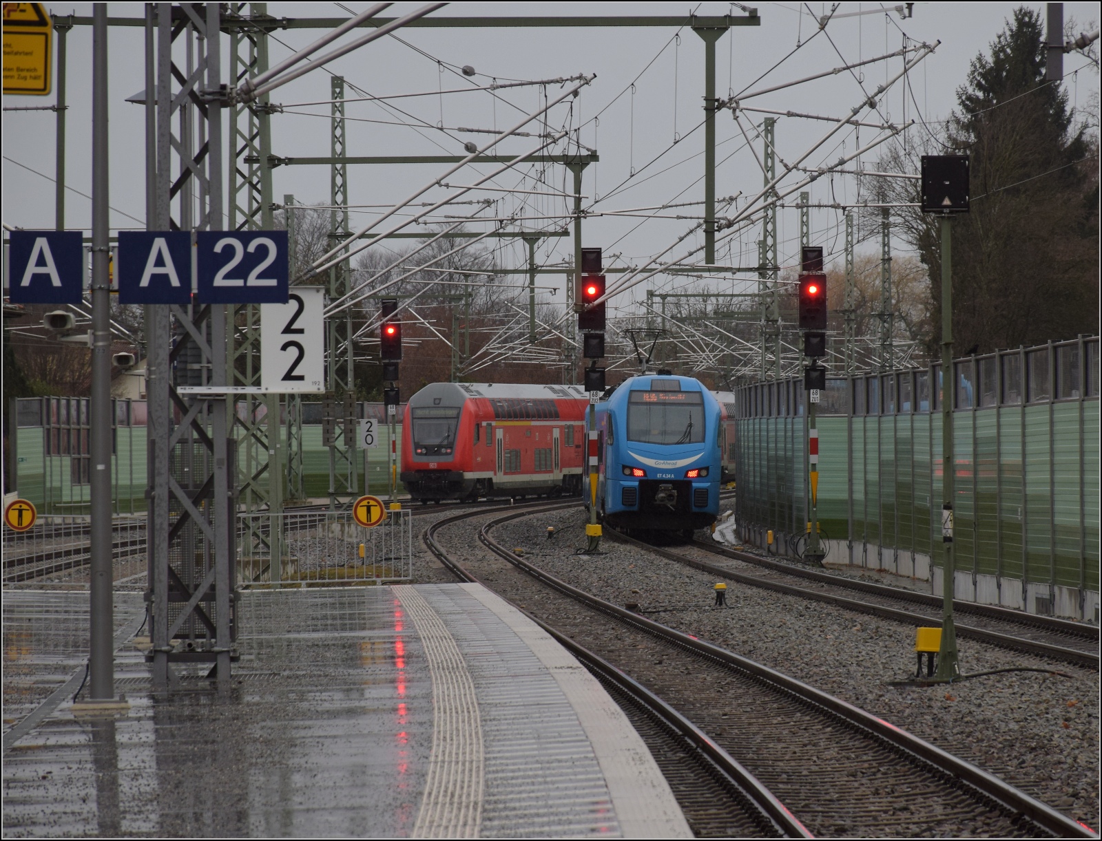 146 203 mit einem Regionalexpress Richtung Stuttgart in Lindau-Reutin hat scheinbar eine Parallelausfahrt mit 1428 028. Tatschlich muss aber einer der Zge warten, da sich ihre Wege kreuzen. Februar 2023.