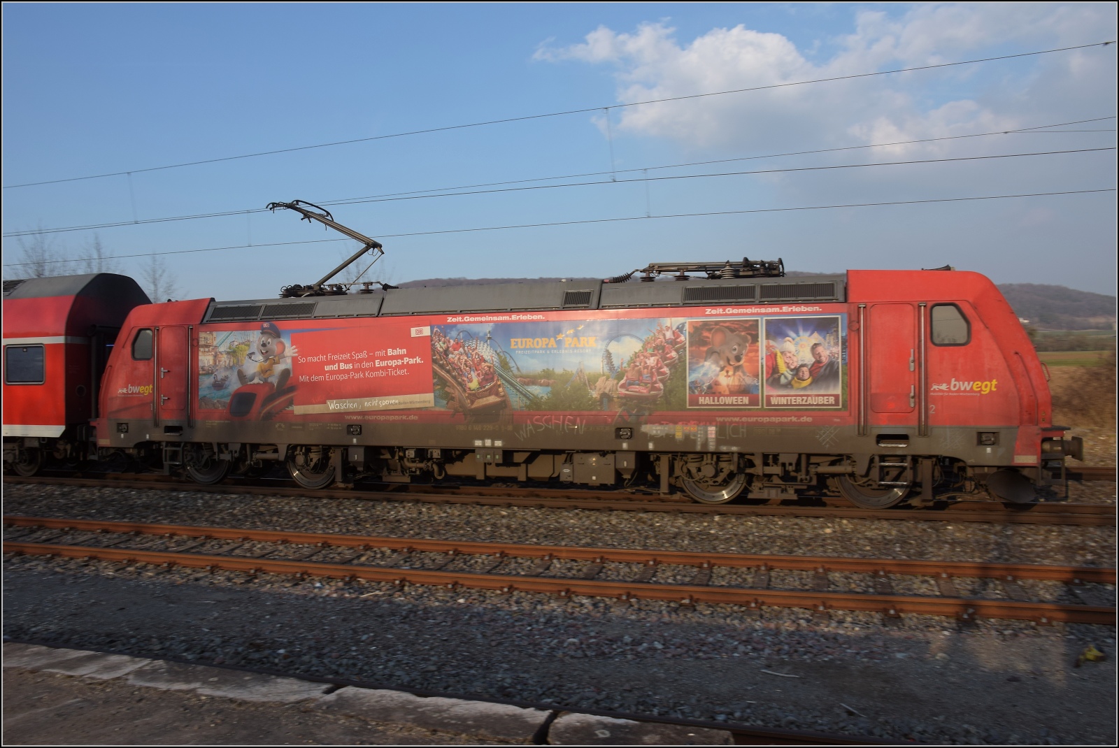 146 229 'Wasch mich' mit darunter noch erkennbarer Europaparkwerbung in Welschingen. März 2023.