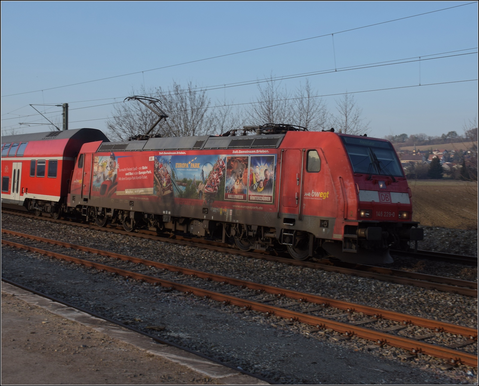 146 229 'Wasch mich' mit darunter noch erkennbarer Europaparkwerbung in Welschingen. März 2023.