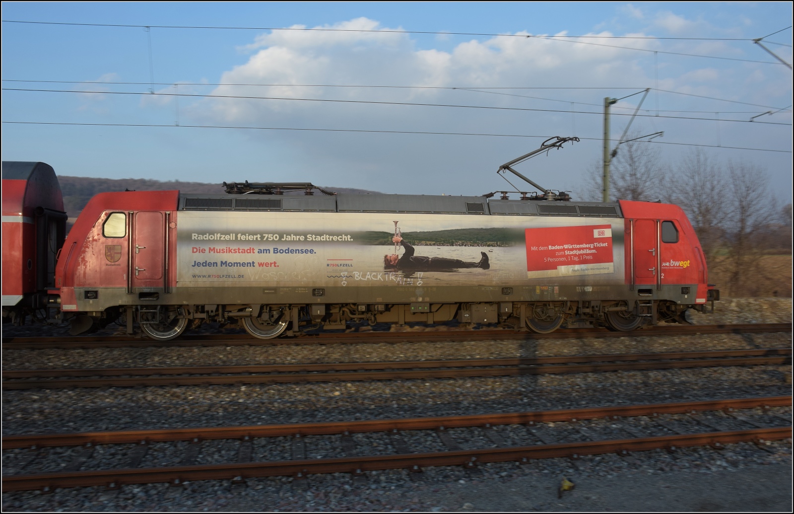 146 230 'Black Train' mit Namen 'Radolfzell' in Welschingen, deutlicher geht eine Waschaufforderung kaum. März 2023.