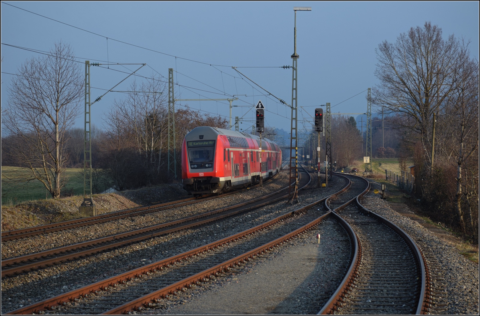 146 230 'Black Train' mit Namen 'Radolfzell' in Welschingen, deutlicher geht eine Waschaufforderung kaum. März 2023.