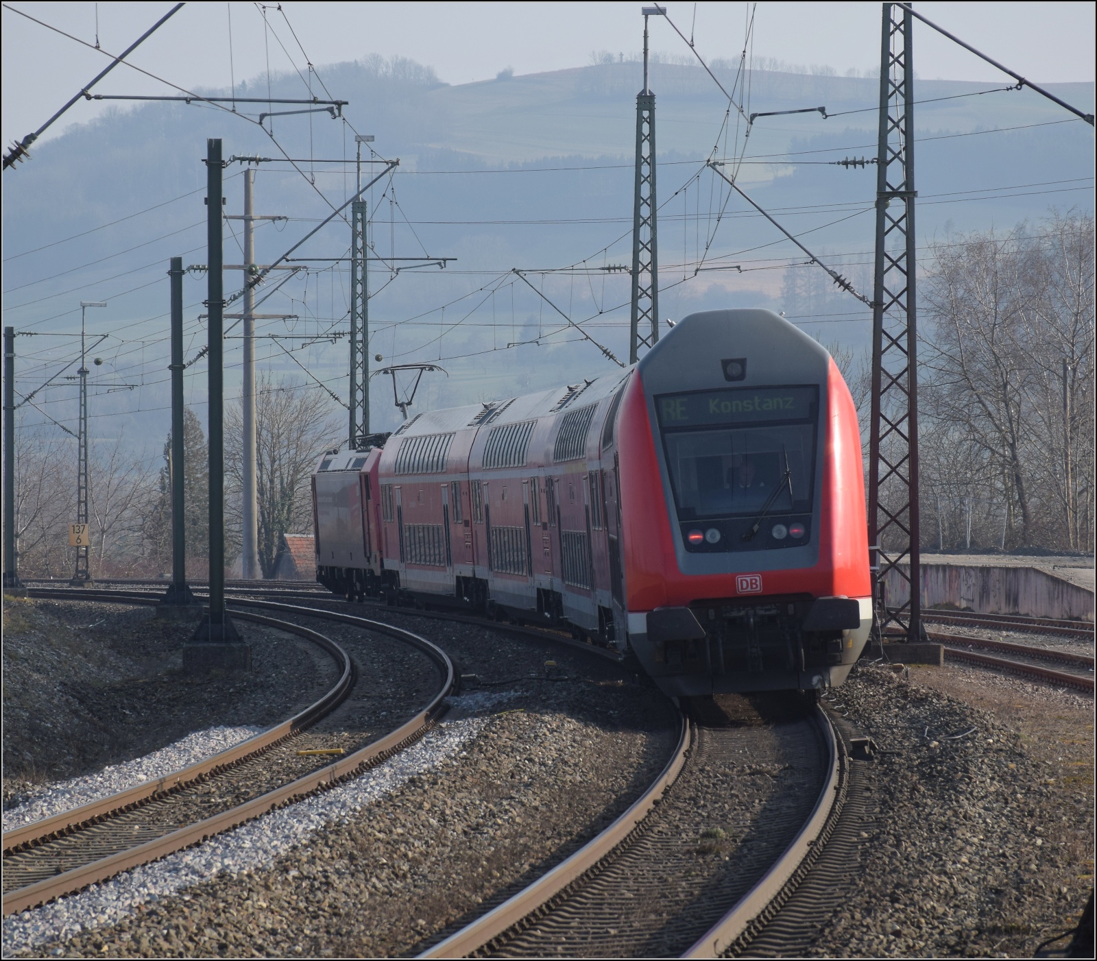 146 230 mit RE nach Konstanz in Welschingen. März 2023.