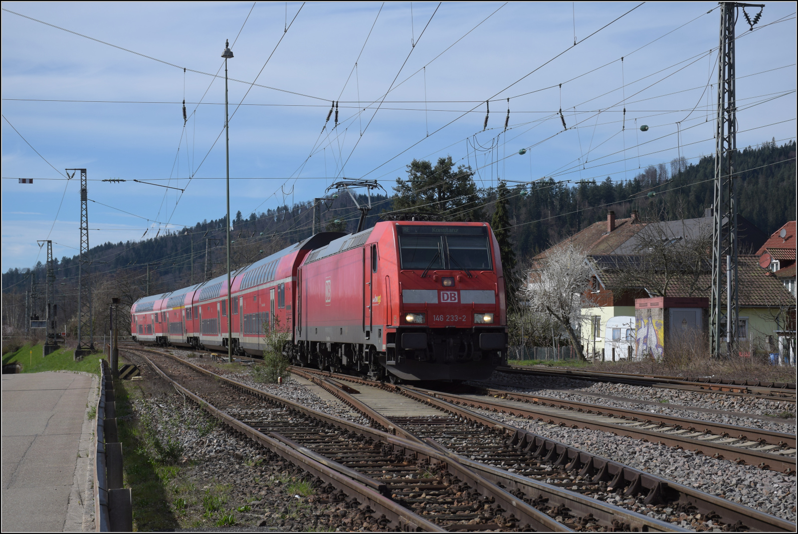 146 233 schiebt die Schwarzwaldbahn aus Hausach Richtung Karlsruhe. Mrz 2024.