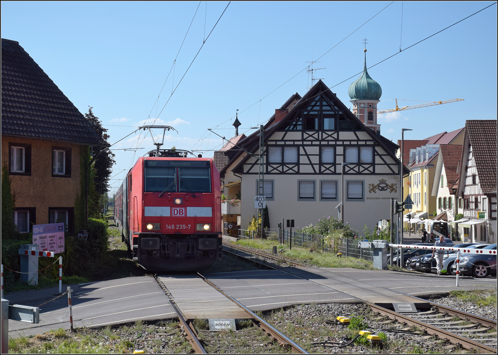 146 235 in Allensbach. August 2026