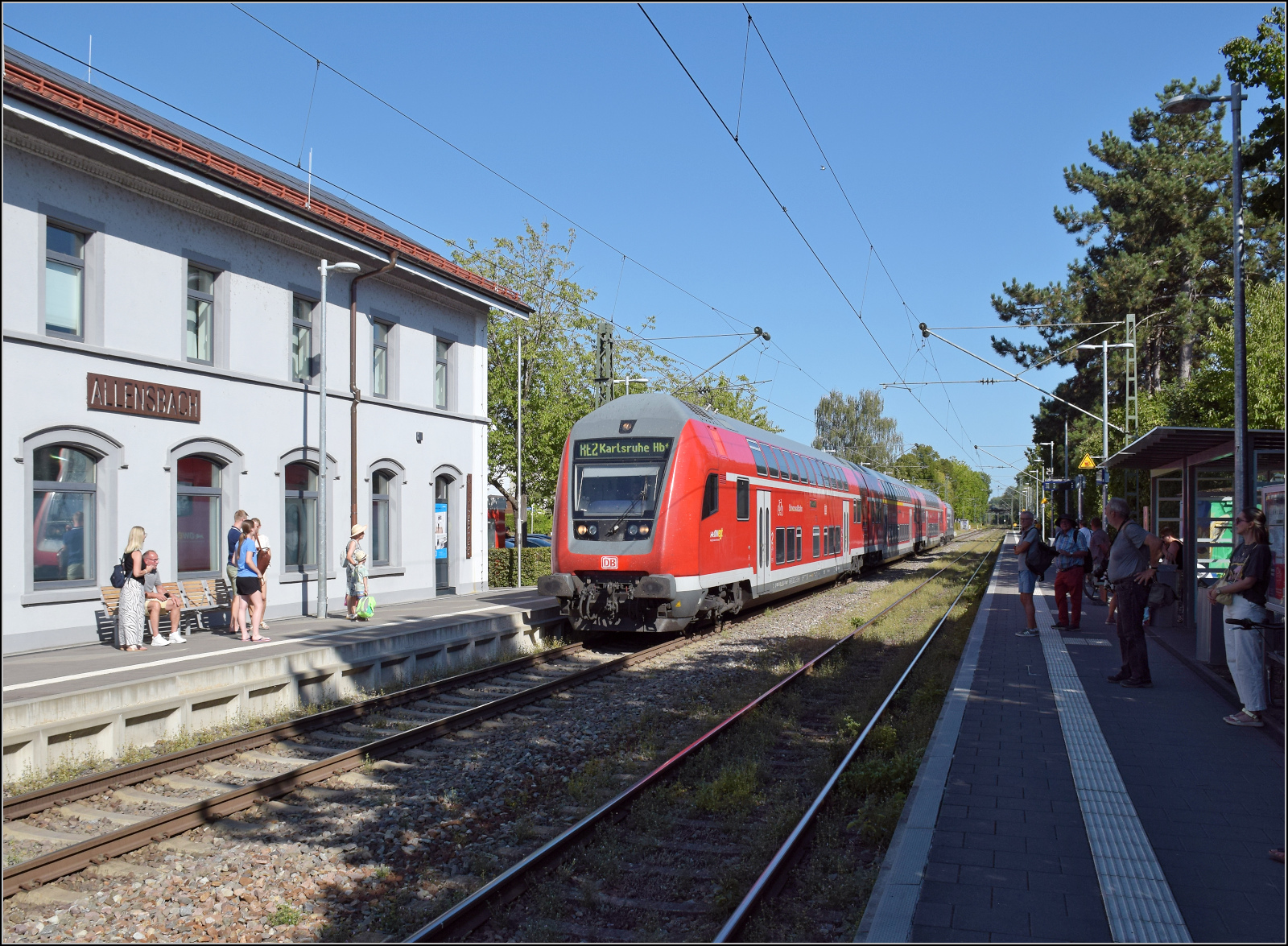 146 235 mit der Schwarzwaldbahn auf dem Weg nach Karlsruhe. Allensbach, August 2026.