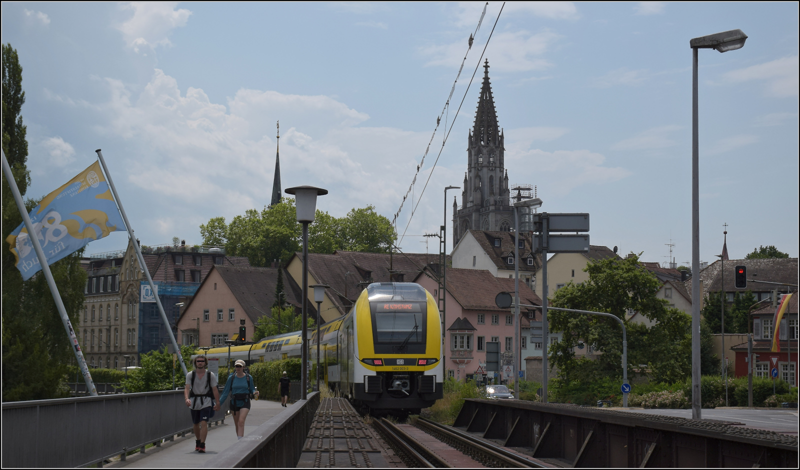 1462 003 muss einen havarierten Schwarzwaldbahnzug aushelfen. Hier fährt der Desiro über die Rheinbrücke Konstanz. Juli 2025.