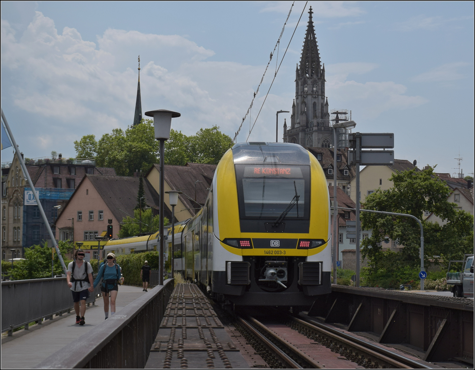 1462 003 muss einen havarierten Schwarzwaldbahnzug aushelfen. Hier fährt der Desiro über die Rheinbrücke Konstanz. Juli 2025.