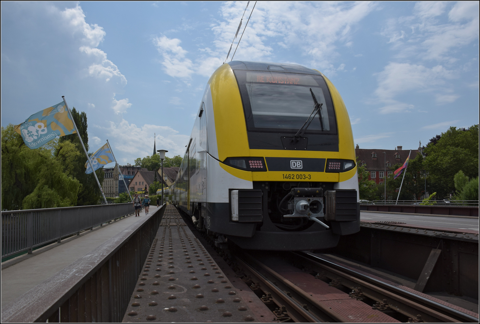 1462 003 muss einen havarierten Schwarzwaldbahnzug aushelfen. Hier fährt der Desiro über die Rheinbrücke Konstanz. Juli 2025.