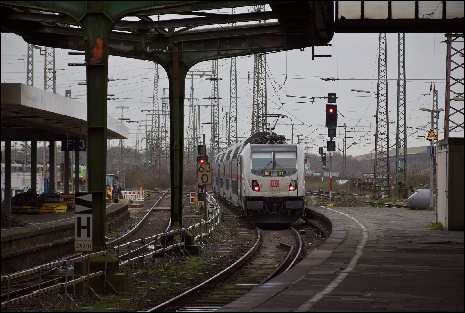 147 557 mit ihrem IC2 trifft in Duisburg ein. Februar 2026.