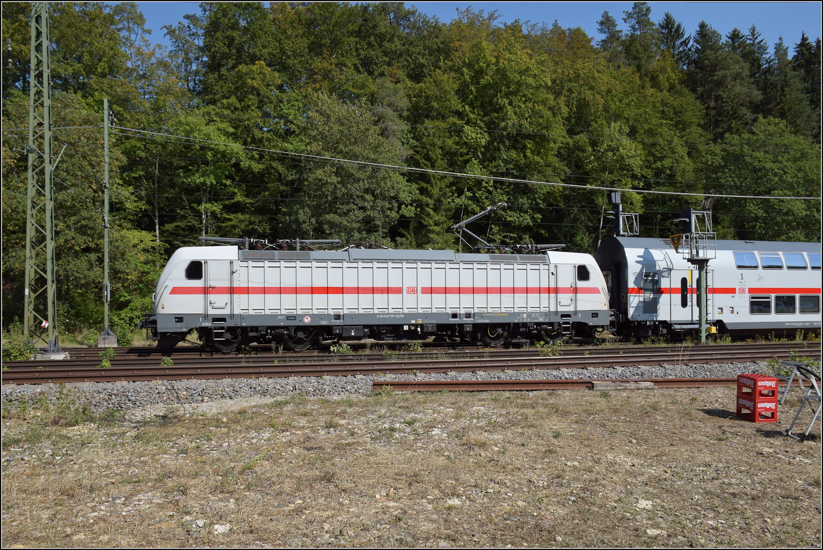 147 557 zieht IC2 4892 nach Stuttgart und muss in Hattingen den Gegenzug abwarten. August 2026.
