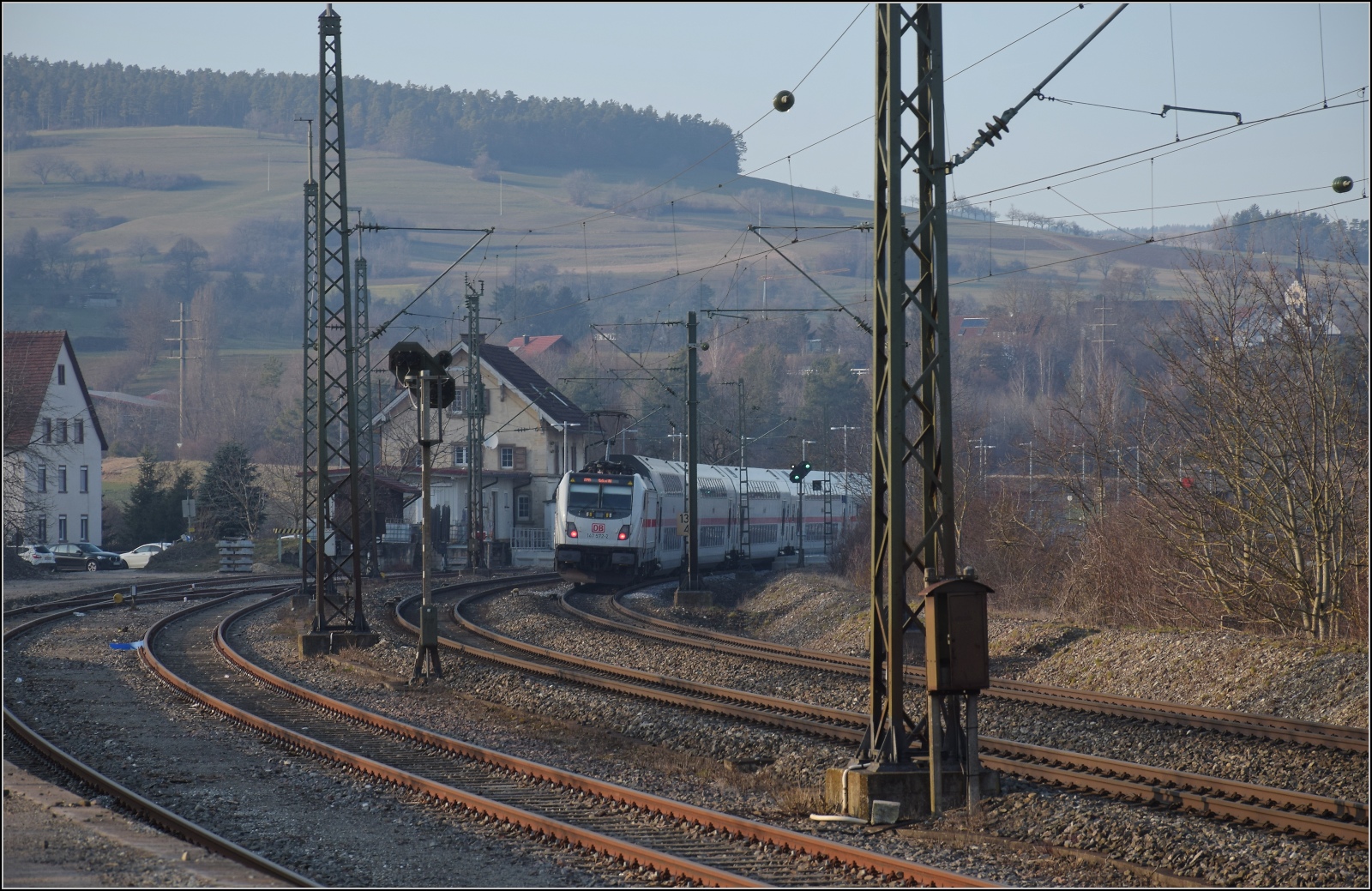 147 572 mit IC2 nach Stuttgart in Welschingen. März 2023.