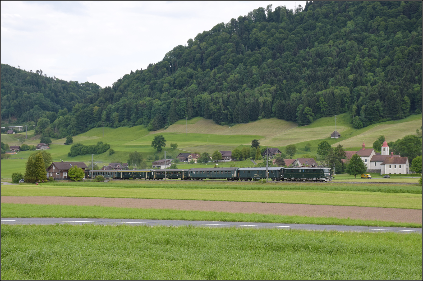 150 Jahre Emmentalbahn. 

141-R-1244 auf dem Rückweg von der grossen Emmentalrundfahrt anlässlich des Jubiläums. Stegmättli, Mai 2025.