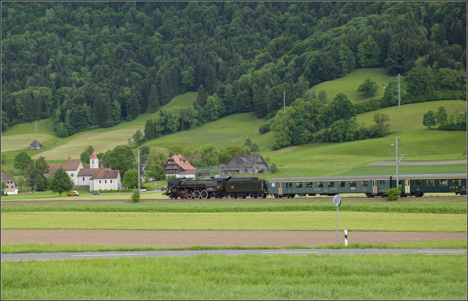 150 Jahre Emmentalbahn. 

141-R-1244 auf dem Rückweg von der grossen Emmentalrundfahrt anlässlich des Jubiläums. Stegmättli, Mai 2025.