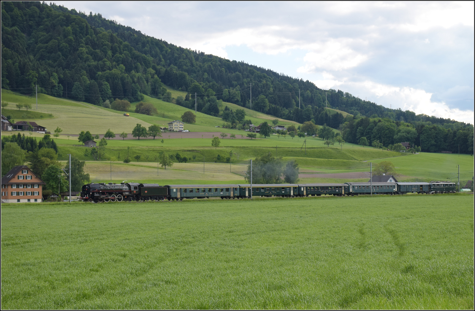 150 Jahre Emmentalbahn. 

141-R-1244 auf dem Rückweg von der grossen Emmentalrundfahrt anlässlich des Jubiläums. Stegmättli, Mai 2025.