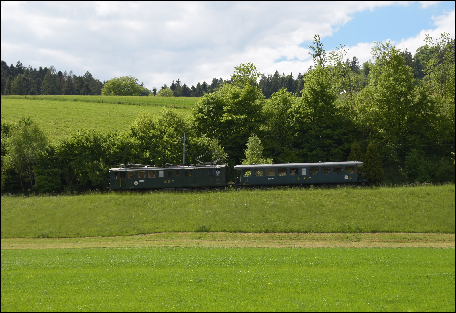 150 Jahre Emmentalbahn. 

BDe 2/4 240 auf Talfahrt in Tarnfarbe. Wydithub, Mai 2025.