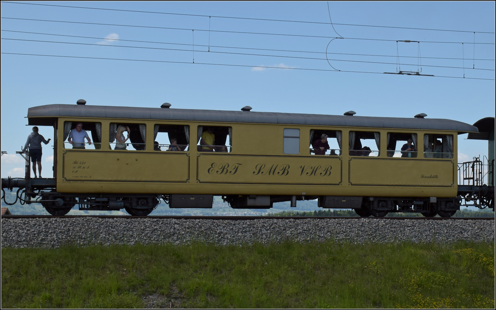 150 Jahre Emmentalbahn. 

Bi 523 'Sennhütte' trotz Fotowolke genauer betrachtet. Mai 2025.