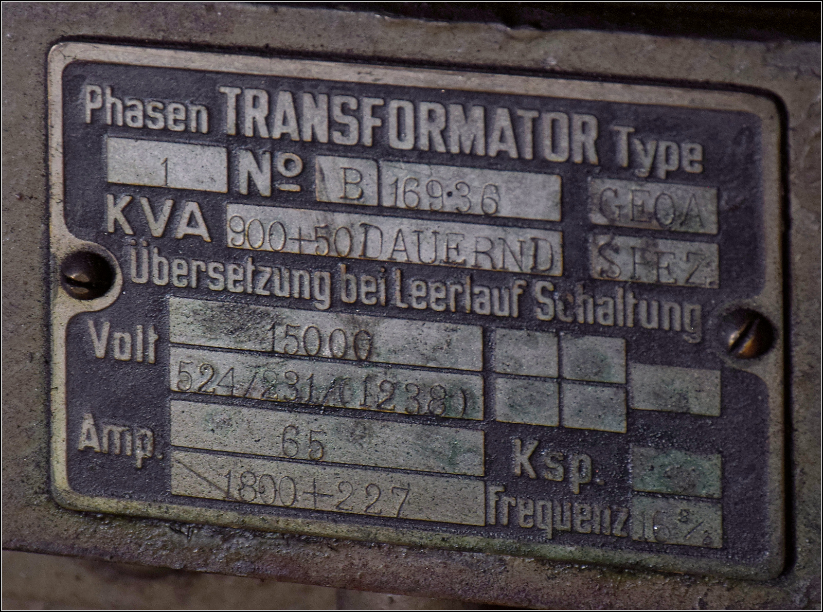 150 Jahre Emmentalbahn. 

Ce 4/4 315 von innen: Trafoschild. Konolfingen, Mai 2025.
