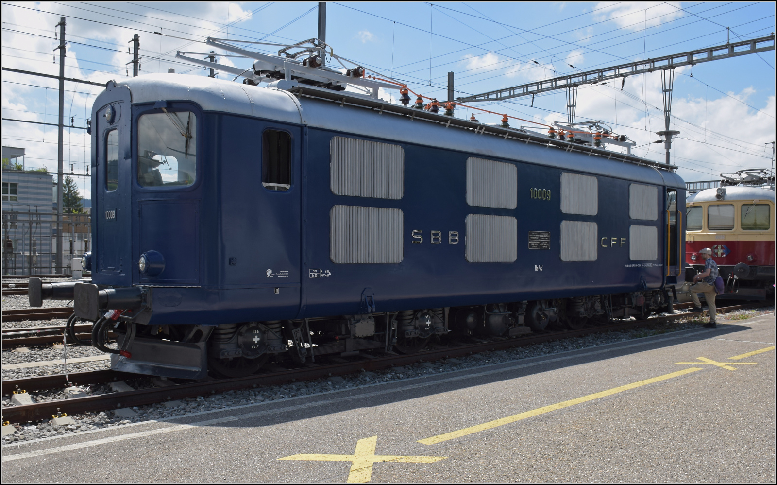 150 Jahre Emmentalbahn. 

Der Verein Pacific 01 202 hat die lange Zeit ohne die grosse Dampflok nicht ungenutzt verstreichen lassen und die Re 4/4 I 10009 in den Auslieferungszustand versetzt. Wie bei der E 18 in Deutschland war das Blau fr die Schnellzuglok vorgesehen, jetzt kann man es auch 1:1 bewundern. Konolfingen, Mai 2025.