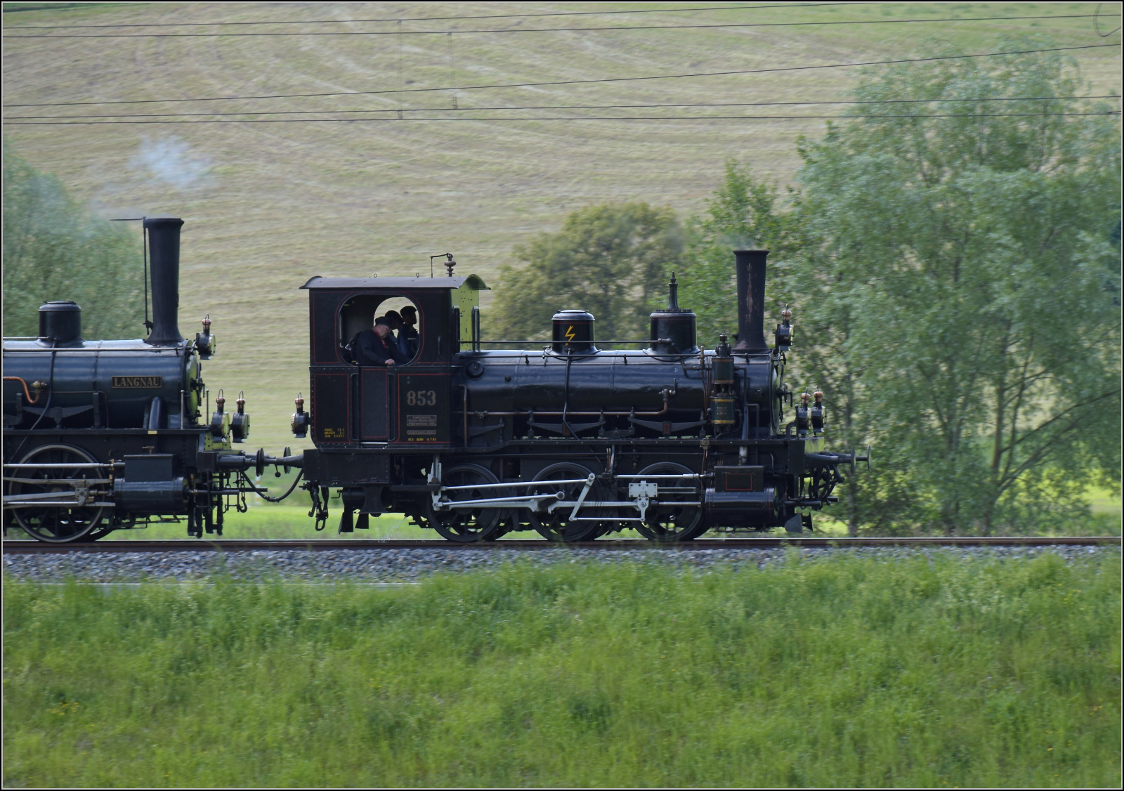 150 Jahre Emmentalbahn. 

E 3/3 853 der Jura-Simplon unterwegs auf der Bern-Luzern-Bahn. Bowil Bächlen, Mai 2025.