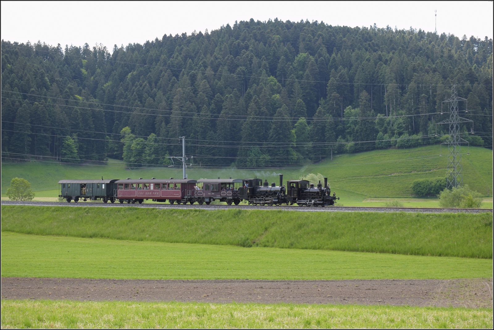 150 Jahre Emmentalbahn. 

E 3/3 853 der Jura-Simplon und Ed 3/3 3 'Langnau' der Emmentalbahn mit ihrem Sonderzug unterwegs auf der Bern-Luzern-Bahn. Bowil Bächlen, Mai 2025.