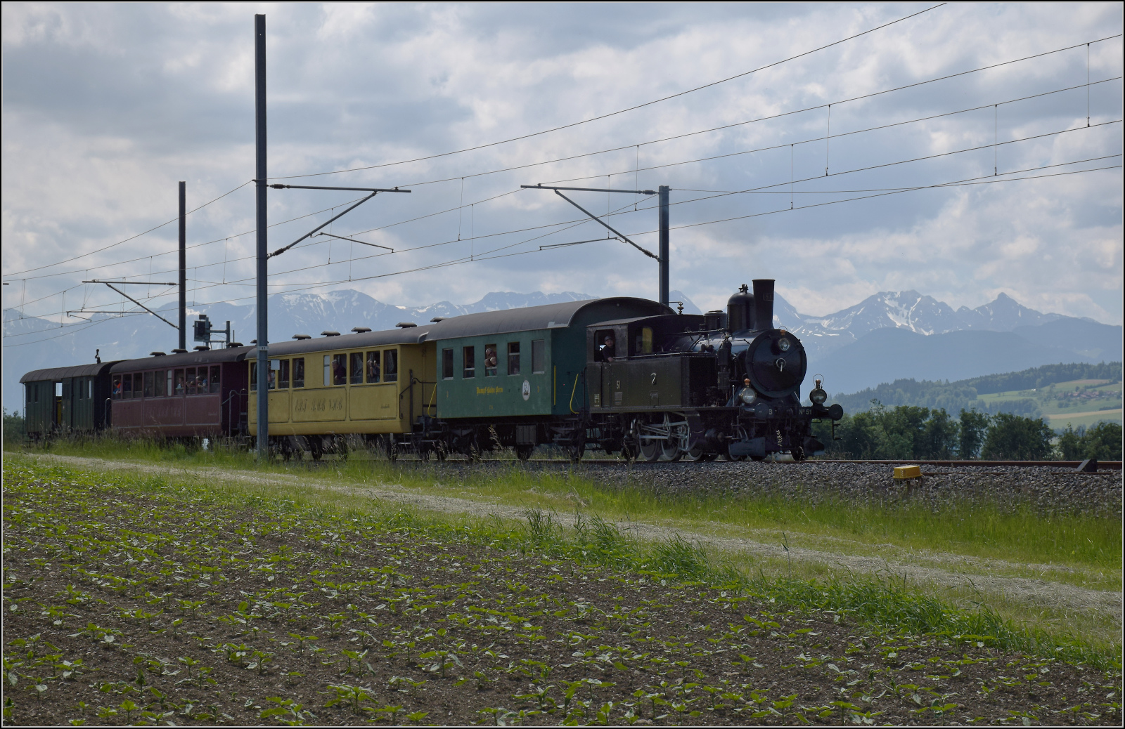 150 Jahre Emmentalbahn. 

Ed 3/4 51 der Bern-Schwarzenburg-Bahn mit einem Sonderzug nach Worb überraschte durchaus. Durch einen RE ausgebremst gab es in Trimstein eine zweite Chance, wobei diesmal eine Fotowolke überraschte. Mai 2025.