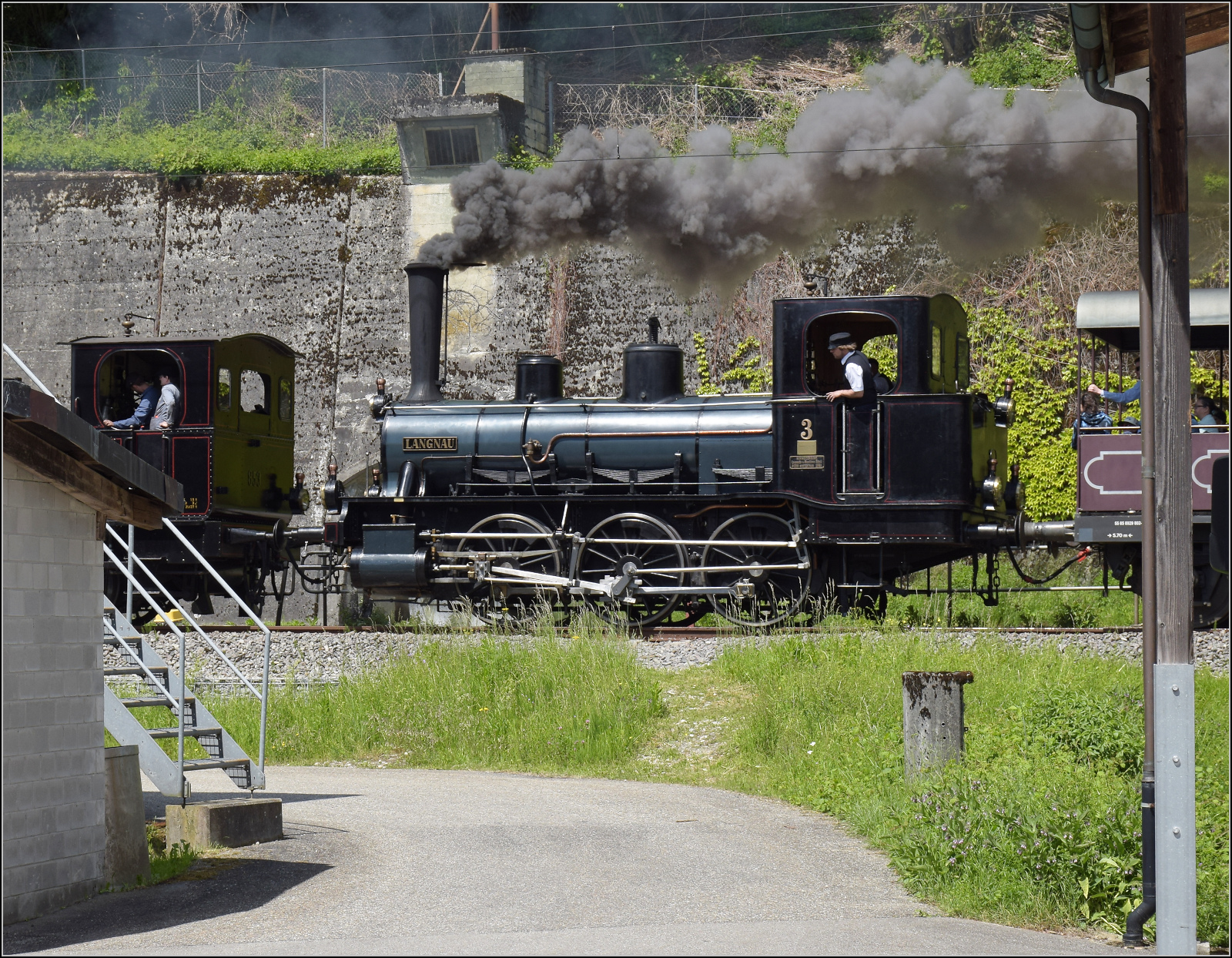 150 Jahre Emmentalbahn. 

Fotogene Vorbeifahrt Ed 3/3 3 'Langnau' der Emmentalbahn mit ihrem Sonderzug auf der Bern-Luzern-Bahn. Emmenmatt, Mai 2025.