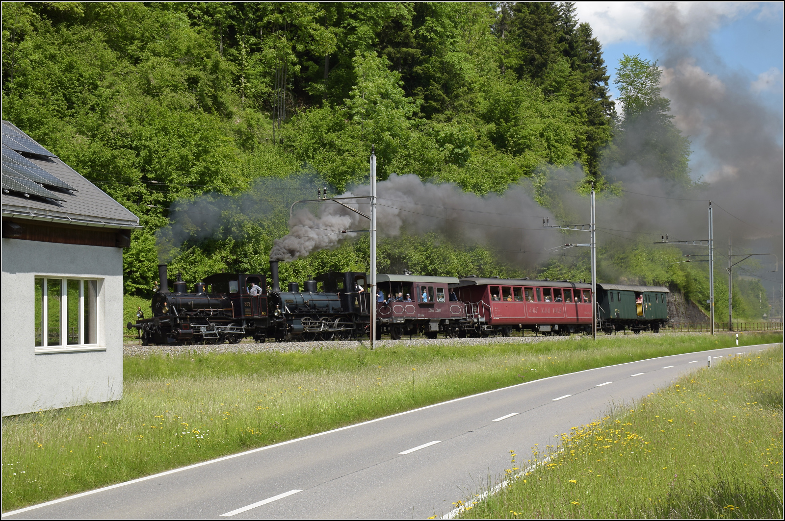 150 Jahre Emmentalbahn. 

Fotogene Vorbeifahrt von E 3/3 853 der Jura-Simplon und Ed 3/3 3 'Langnau' der Emmentalbahn mit ihrem Sonderzug auf der Bern-Luzern-Bahn. Emmenmatt, Mai 2025.