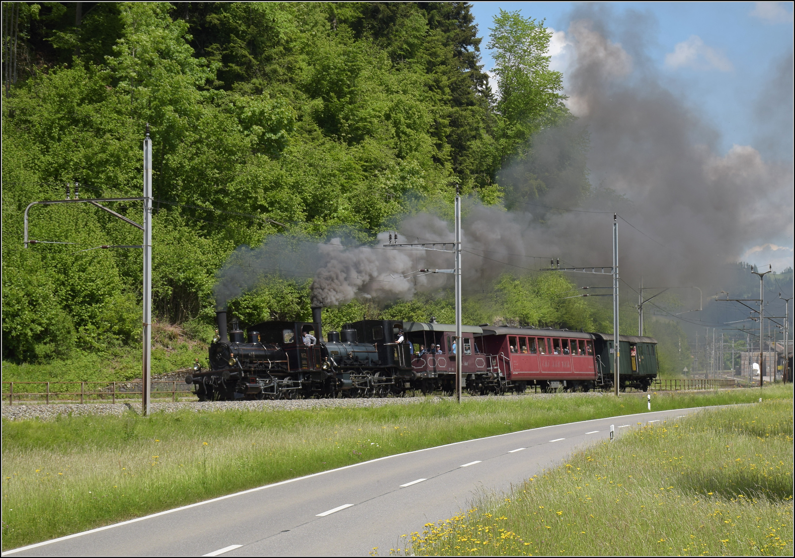 150 Jahre Emmentalbahn. 

Fotogene Vorbeifahrt von E 3/3 853 der Jura-Simplon und Ed 3/3 3 'Langnau' der Emmentalbahn mit ihrem Sonderzug auf der Bern-Luzern-Bahn. Emmenmatt, Mai 2025.