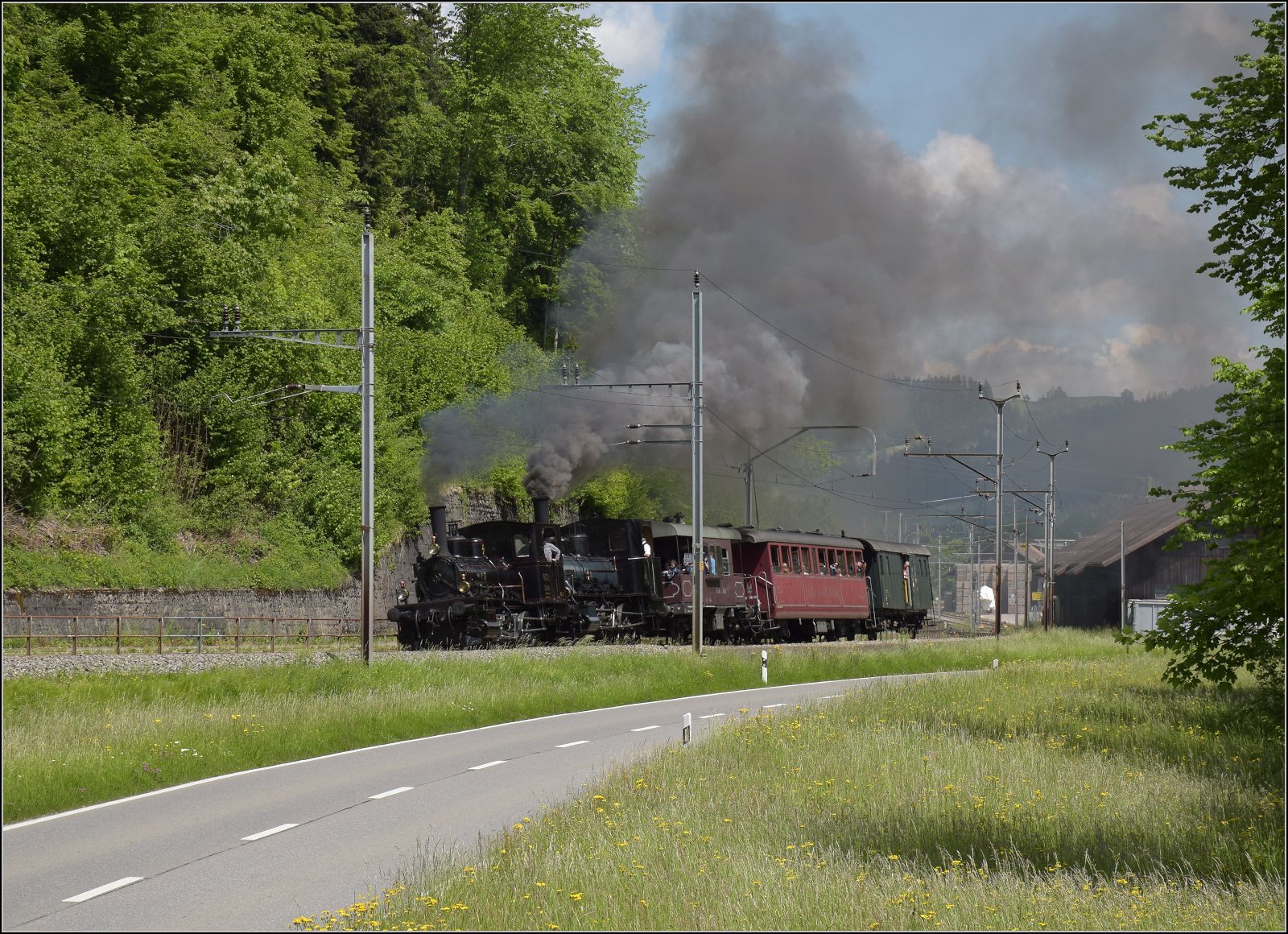 150 Jahre Emmentalbahn. 

Fotogene Vorbeifahrt von E 3/3 853 der Jura-Simplon und Ed 3/3 3 'Langnau' der Emmentalbahn mit ihrem Sonderzug auf der Bern-Luzern-Bahn. Emmenmatt, Mai 2025.