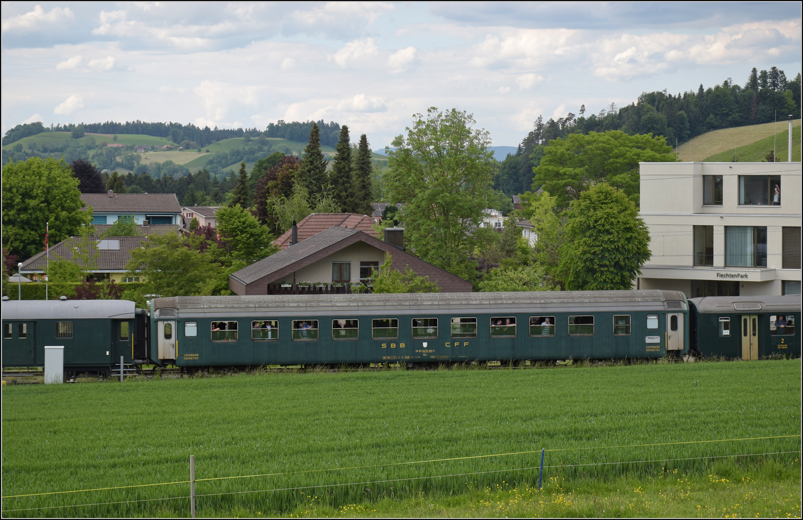 150 Jahre Emmentalbahn. 

Im Zug mit 141-R-1244 war auch der Liegewagen des Club Bm 22-70 eingereiht. Huttwil bei der Landi, Mai 2025.