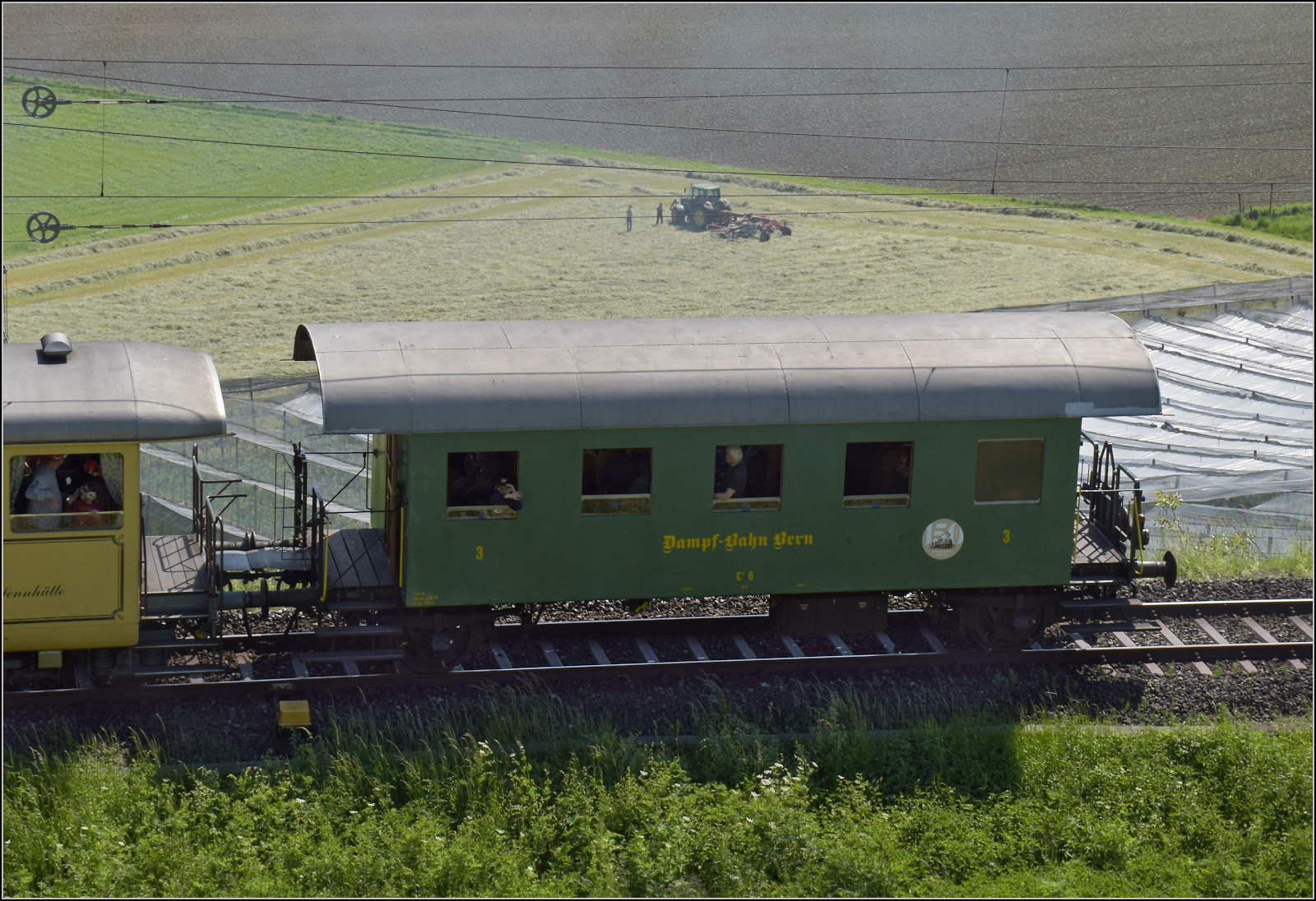 150 Jahre Emmentalbahn. Vierfachtraktion auf Gleisen der Bernischen Staatsbahn.

Der letzte Wagen ist ein ehemaliger ÖBB-Spantenwagen in der kurzen Nebenbahnversion. Bei der DBB waren die Wagen von Anfang an mit dabei, passend und gleichzeitig unpassend. Er erhielt von der DBB die Bezeichnung C2 6. Der Wagen wurde 1915 bei Stauding gebaut, und lief für die BBÖ als Ci 25410. Im Jahr 1953 erfolgte der umfassende Umbau in einen ÖBB-Spantenwagen, dabei erhielt er die Nummer Ci 38246. Tägertschi, Mai 2025.