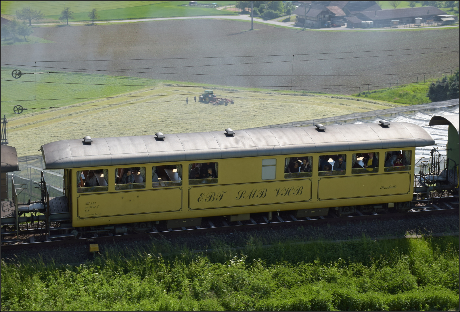 150 Jahre Emmentalbahn. Vierfachtraktion auf Gleisen der Bernischen Staatsbahn.

Hier der Wagen Bi 523 'Sennhütte'. Tägertschi, Mai 2025.