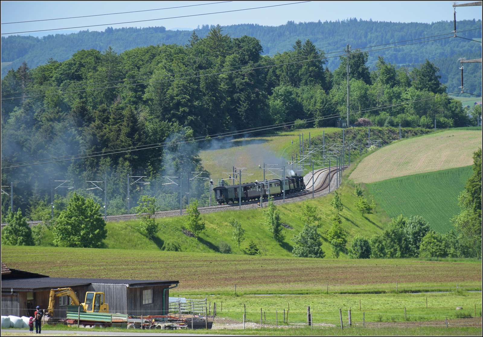 150 Jahre Emmentalbahn. Vierfachtraktion auf Gleisen der Bernischen Staatsbahn.

Zum Abschluss das Fest mit allen vier momentan betriebsfähigen Dampfloks der Dampfbahn Bern. E 3/3 853 der Jura-Simplon-Bahn, Ed 3/3 3 'Langnau' der Emmentalbahn, E 3/3 1 'Lise'des Gaswerks Bern und Ed 3/4 51 der Bern-Schwarzenburg-Bahn. Mit mächtigem Pfeifkonzert und unübersehbarer Rauchwolke nähert sich das ungewöhnliche Gespann Worb... Das Schwarze Bähnli? Tägertschi, Mai 2025.