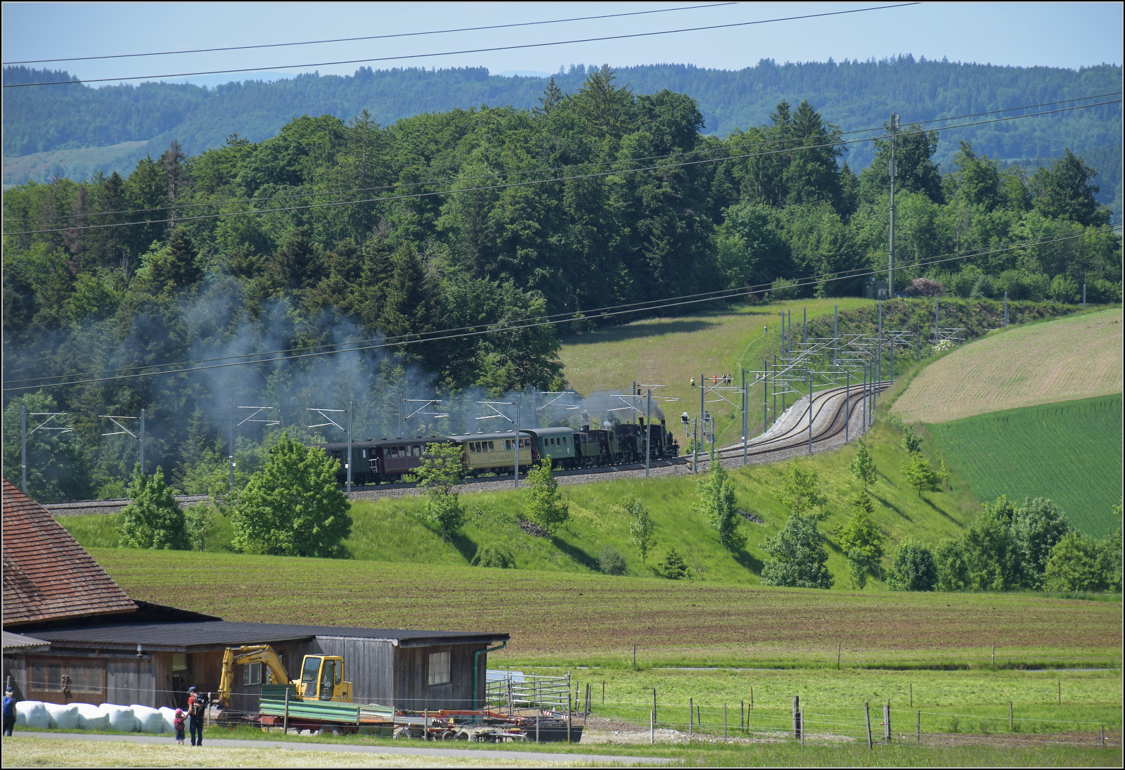 150 Jahre Emmentalbahn. Vierfachtraktion auf Gleisen der Bernischen Staatsbahn.

Zum Abschluss das Fest mit allen vier momentan betriebsfähigen Dampfloks der Dampfbahn Bern. E 3/3 853 der Jura-Simplon-Bahn, Ed 3/3 3 'Langnau' der Emmentalbahn, E 3/3 1 'Lise'des Gaswerks Bern und Ed 3/4 51 der Bern-Schwarzenburg-Bahn. Mit mächtigem Pfeifkonzert und unübersehbarer Rauchwolke nähert sich das ungewöhnliche Gespann Worb... Das Schwarze Bähnli? Tägertschi, Mai 2025.
