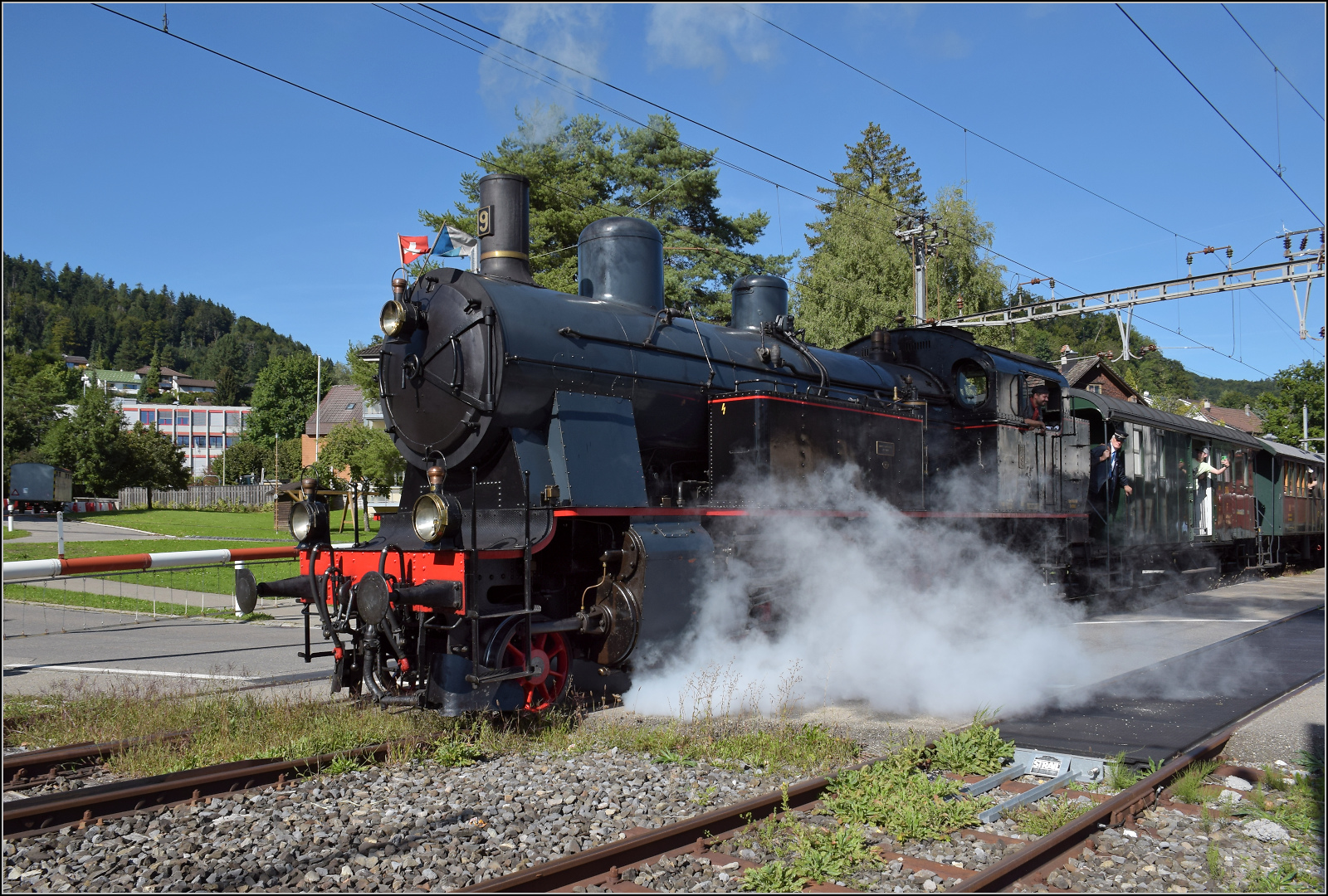 150 Jahre Tösstalbahn.

Der BT-Habersack Eb 3/5 9 fährt in Bäretswil ab. September 2025.