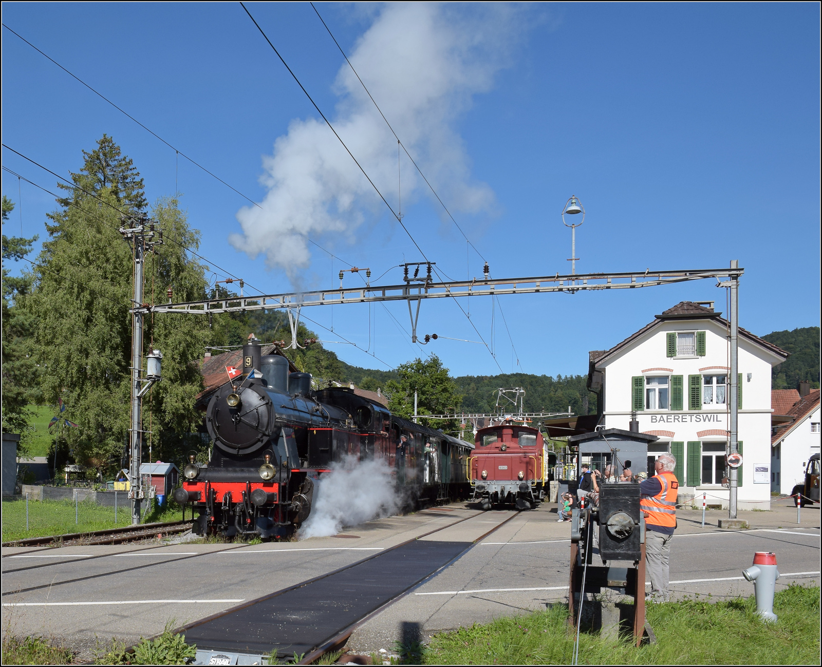 150 Jahre Tösstalbahn.

Der BT-Habersack Eb 3/5 9 fährt in Bäretswil ab. September 2025.