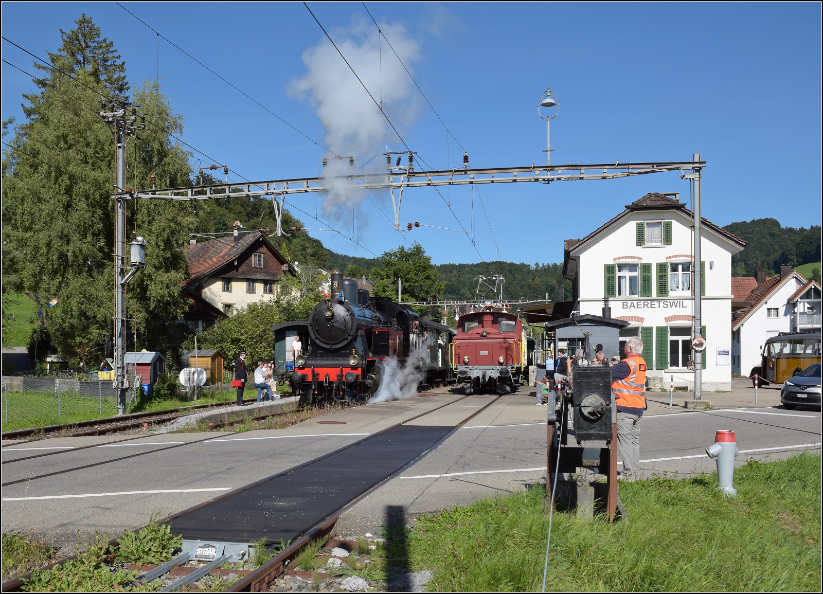 150 Jahre Tösstalbahn.

Der BT-Habersack Eb 3/5 9 fährt in Bäretswil ab. September 2025.