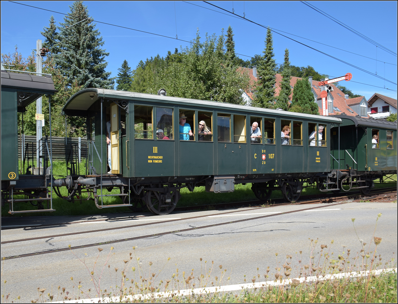 150 Jahre Tsstalbahn.

Der ehemalige Sihltalbahnwagen C 106 und war von der Sihlthalbahn als C 27 beschafft worden. Er wurde 1898 von der SIG in Neuhausen gebaut. Er fhrt am Jublium der Tsstalbahn im Zug mit Ed 3/3 401 mit. Bretswil, September 2025.