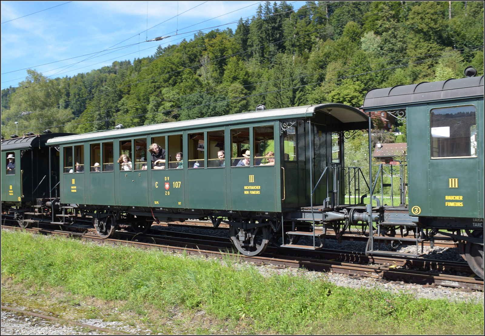 150 Jahre Tsstalbahn.

Der ehemalige Sihltalbahnwagen C 106 und war von der Sihlthalbahn als C 27 beschafft worden. Er wurde 1898 von der SIG in Neuhausen gebaut. Er fhrt am Jublium der Tsstalbahn im Zug mit Ed 3/3 401 mit. Bauma, September 2025.