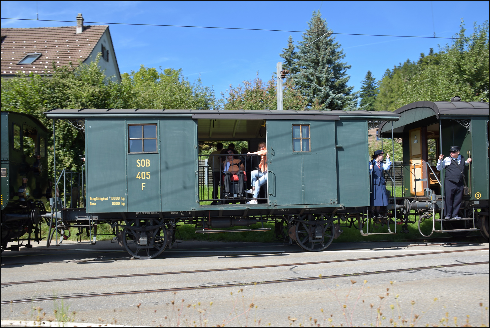 150 Jahre Tösstalbahn.

Der Packwagen F 405 wurde 1891 von der SIG an die SOB geliefert. Zum Jubiläum der Tösstalbahn ist der rüstige Rentner immer noch munter unterwegs im Museumszug mit E 3/3 401. Bäretswil, September 2025.