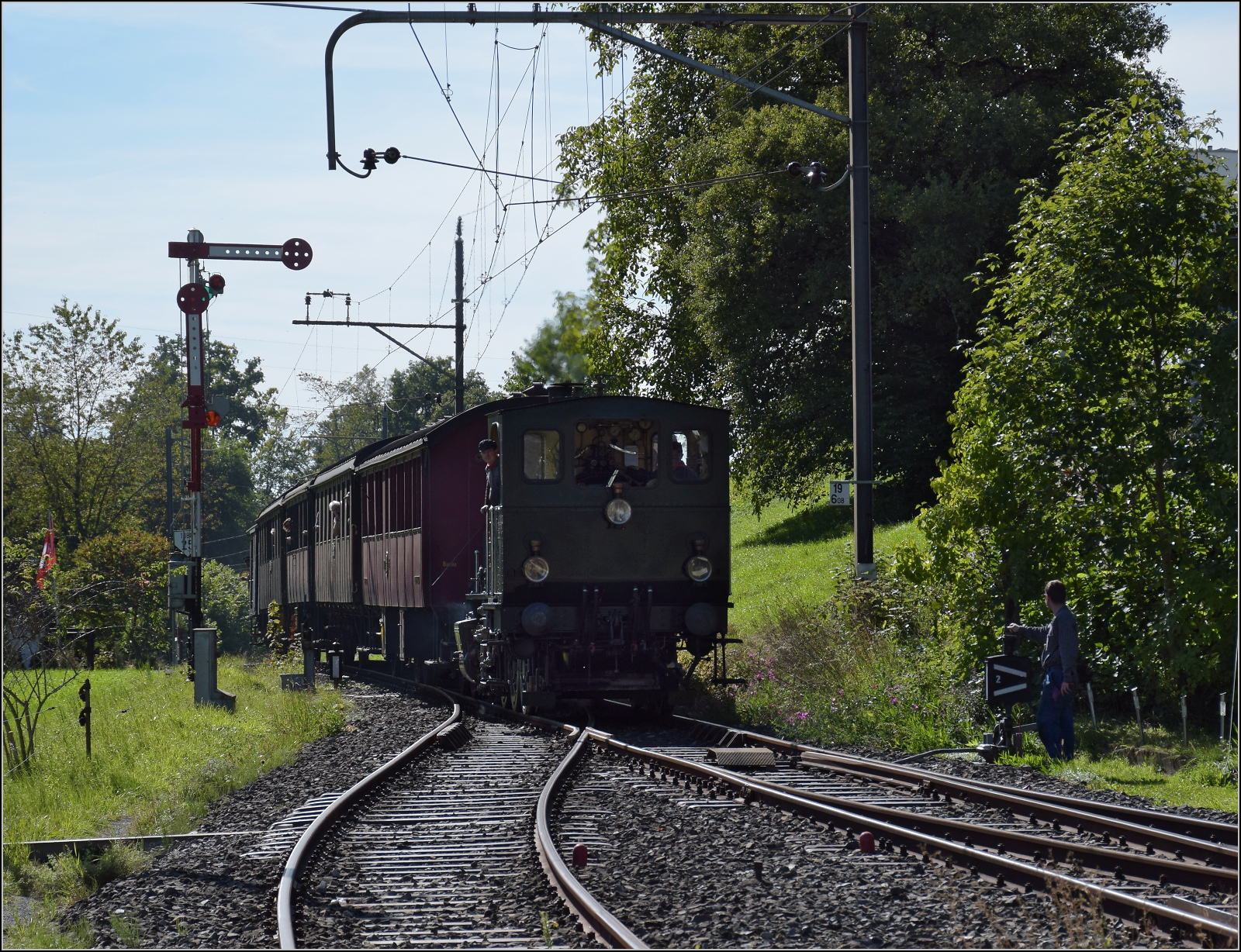 150 Jahre Tösstalbahn.

Ed 3/3 401 trifft in Bäretswil ein. September 2025.