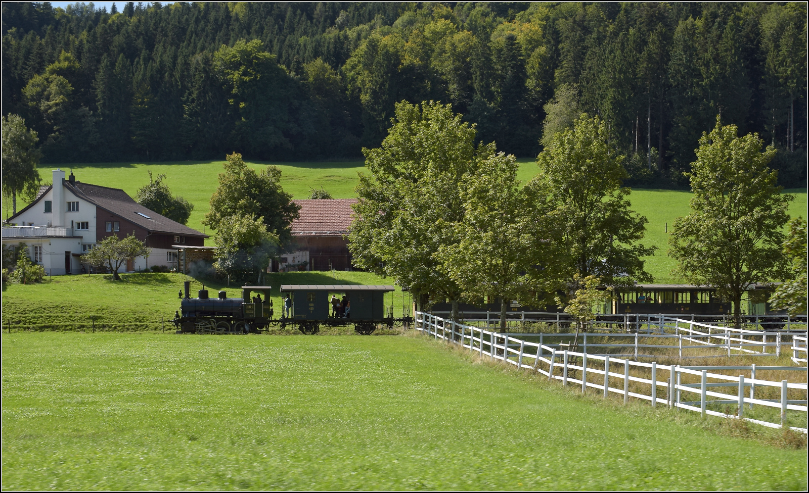 150 Jahre Tösstalbahn.

Ed 3/3 401 bei Bussenthal in Richtung Hinwil. September 2025.