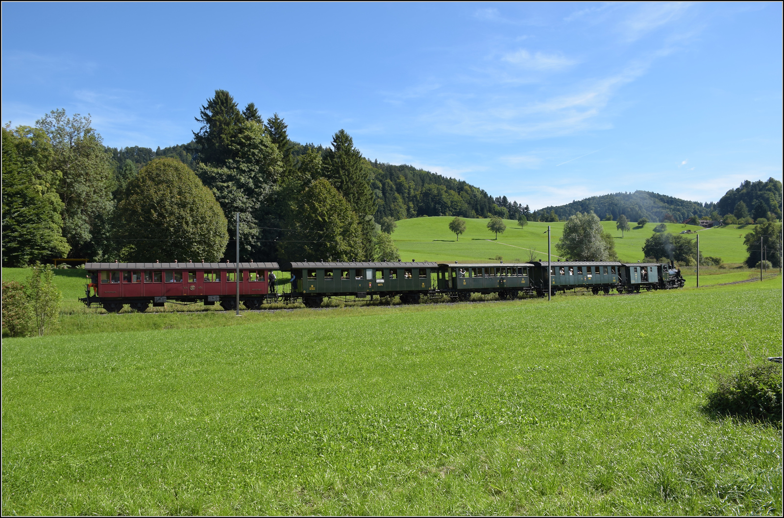 150 Jahre Tösstalbahn.

Ed 3/3 401 fährt in Neuthal ab Richtung Hinwil. September 2025.