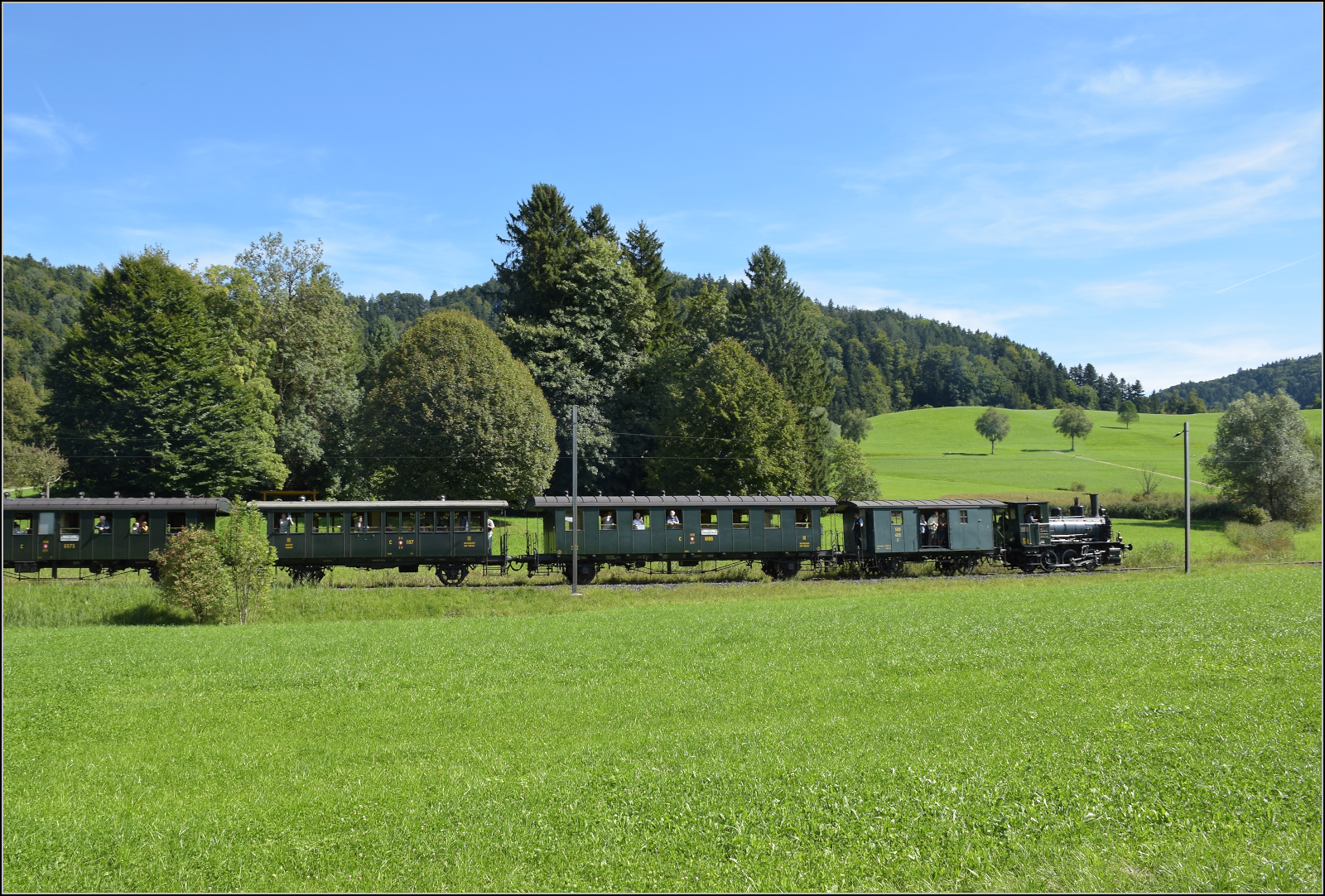 150 Jahre Tösstalbahn.

Ed 3/3 401 fährt in Neuthal ab Richtung Hinwil. September 2025.
