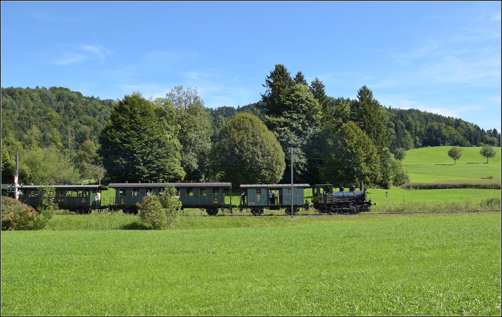 150 Jahre Tsstalbahn.

Ed 3/3 401 fhrt in Neuthal ab Richtung Hinwil. September 2025.