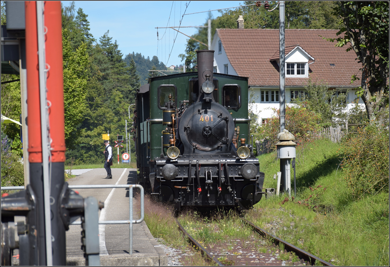 150 Jahre Tsstalbahn.

Ed 3/3 401 in Neuthal am von Bahn und Strassenverkehr genutzten Bahnsteig. September 2025.