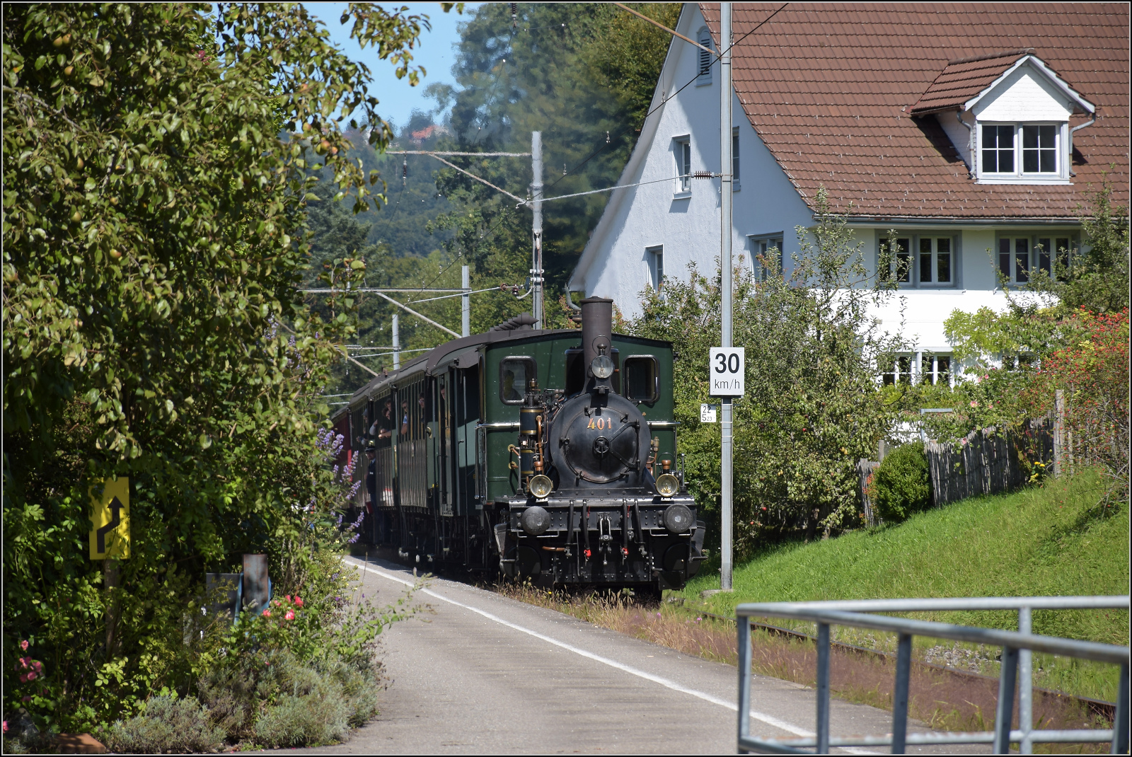 150 Jahre Tösstalbahn.

Ed 3/3 401 in Neuthal am von Bahn und Strassenverkehr genutzten Bahnsteig. September 2025.