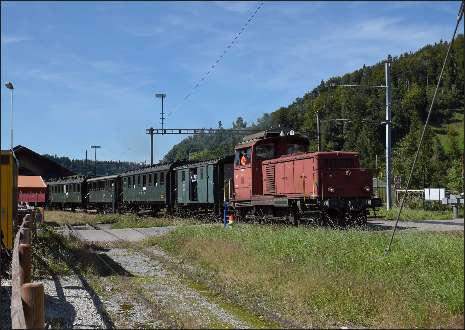 150 Jahre Tösstalbahn.

Em 3/3 18815 'Sara' ist neu beim DVZO und hat am Jubliäum alle Hände voll zu tun, um bei den Rangierarbeiten in Bauma behilflich zu sein. Denn anderes als Hinwil ist die Bahnhofshalle in Bauma ein Sackbahnhof für die Museumszüge. September 2025.