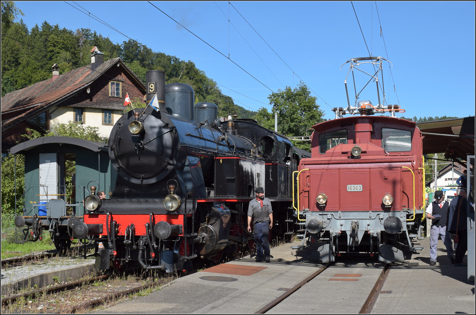 150 Jahre Tsstalbahn.

Kleine Szene vor drei Zgen in Bretswil Ee 3/3 16363 und Eb 3/5 9 im Bild und dem Gegenzug mit Ed 3/3 401 in Bretswil. September 2025.