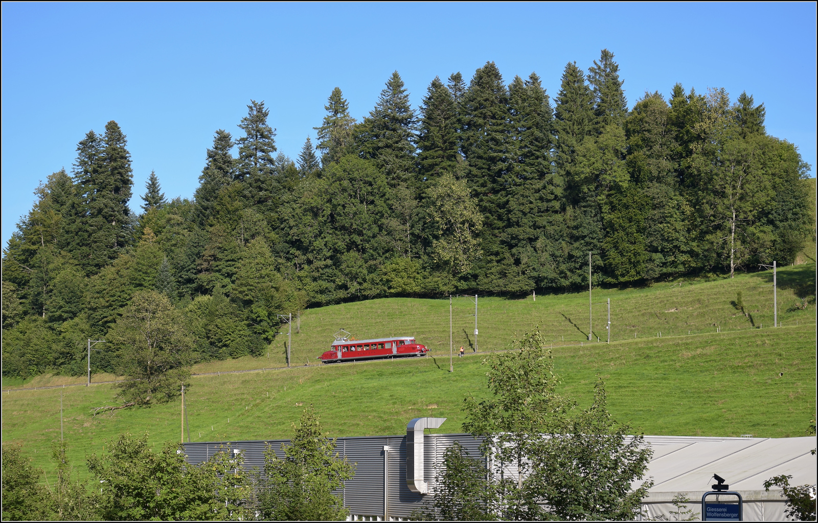 150 Jahre Tösstalbahn.

RCe 2/4 607 war an den beiden Festtagen dafür zuständig, eine Runde über die Kempttalbahn für die Fahrgäste zu vervollständigen. Am Abend fuhr der Rote Pfeil zur Übernachtung über die Uerikon-Bauma-Bahn nach Bauma. Hier auf der Rampe in Bauma, September 2025.